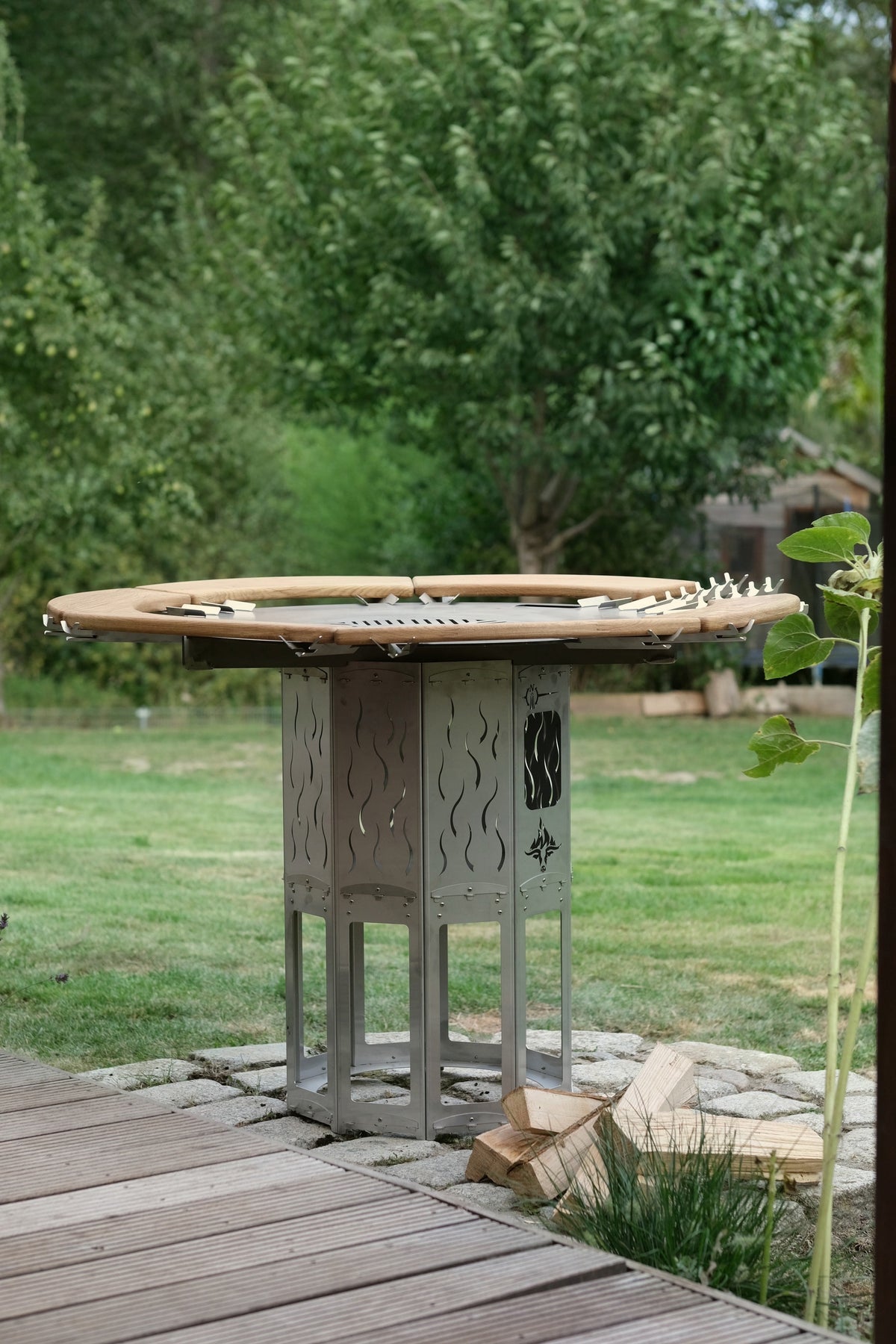 BBQ-Tonne XXL mit Grillplatte im Garten