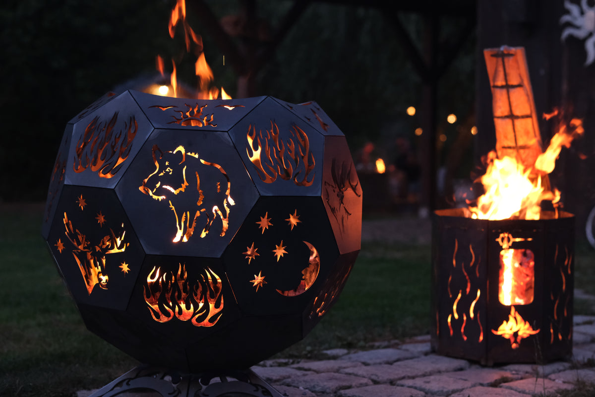 Feuerkugel bei Abenddämmerung im Garten