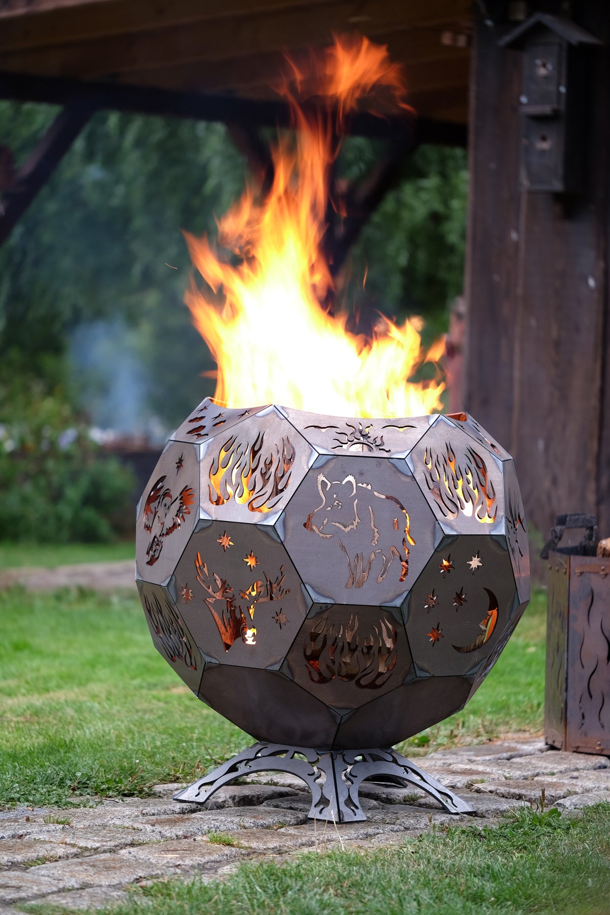 Feuerkugel mit brennender Flamme