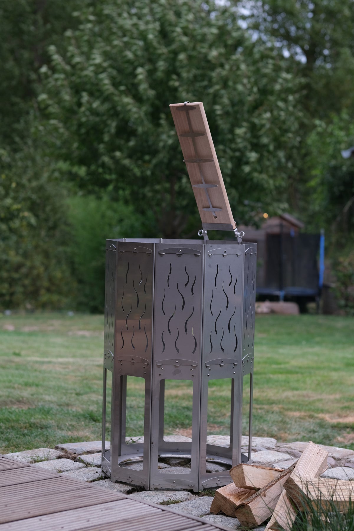 Feuertonne mit Flammen-Motiv im Garten